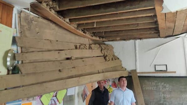 Обрушение потолка в классе школы в Чаткале - Sputnik Кыргызстан