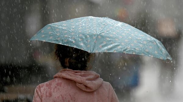 Девушка с зонтом во время дождя. Архивное фото - Sputnik Кыргызстан