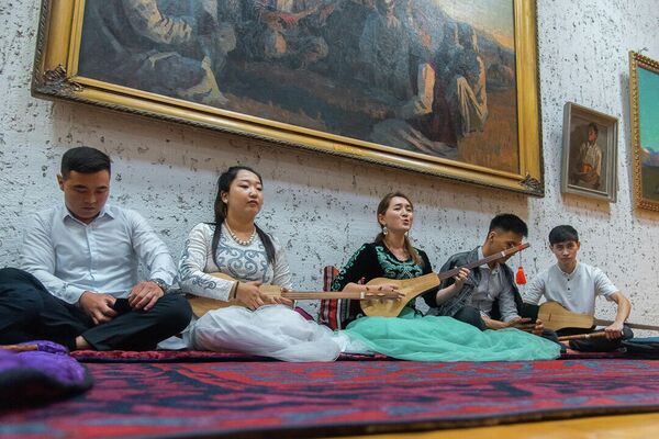 Кроме этого, посетителей музея ждали обновленная к юбилеям Гапара Айтиева и Семена Чуйкова экспозиция, ярмарка, лекции современных художников и концертная программа - Sputnik Кыргызстан