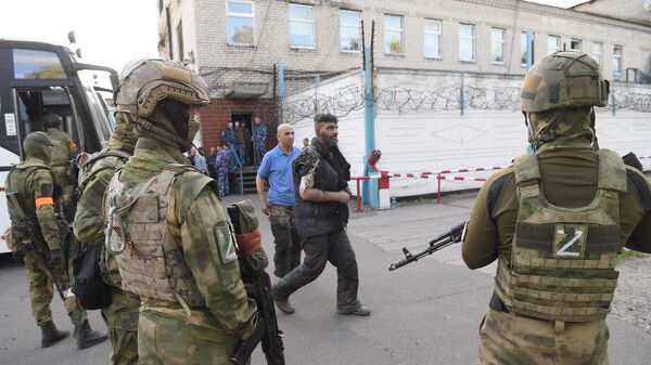 Сдавшиеся в плен украинские военнослужащих и боевики националистического батальона Азов  - Sputnik Кыргызстан