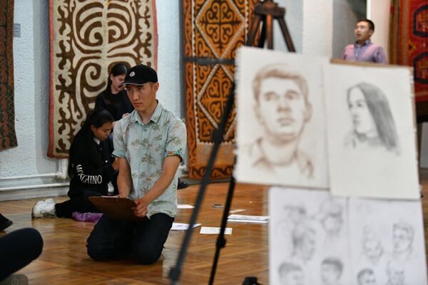 Юный художник пишет портреты гостей музея - Sputnik Кыргызстан