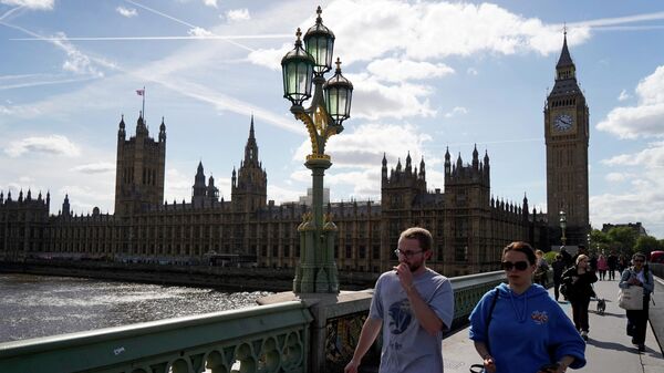Люди идут по Вестминстерскому мосту в Лондоне - Sputnik Кыргызстан