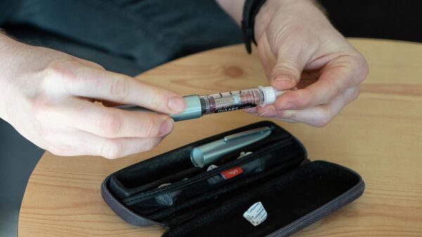 Мужчина, страдающий диабетом, готовит инсулиновую ручку к инъекции. Архивное фото - Sputnik Кыргызстан