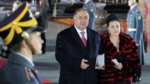 Российский миллиардер Алишер Усманов вместе с женой. Архивное фото - Sputnik Кыргызстан