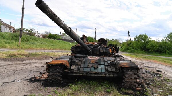 Подбитый танк ВСУ в Цуповке в Харьковской области - Sputnik Кыргызстан