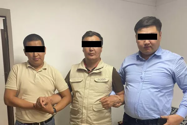 Следствие установило, что задержанный, представляясь сотрудником прокуратуры Бишкека в соцсетях, давал неверные консультации и за определенную плату предлагал услуги по юридическим вопросам - Sputnik Кыргызстан