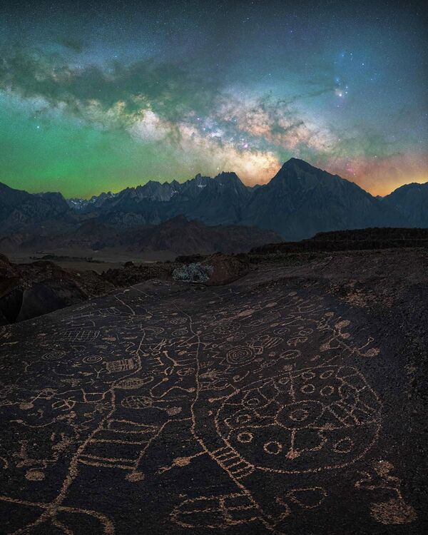 Снимок &quot;Секрет&quot; американского фотографа Марчина Зайака был сделан возле большого вулканического валуна с петроглифами в Восточной Калифорнии - Sputnik Кыргызстан