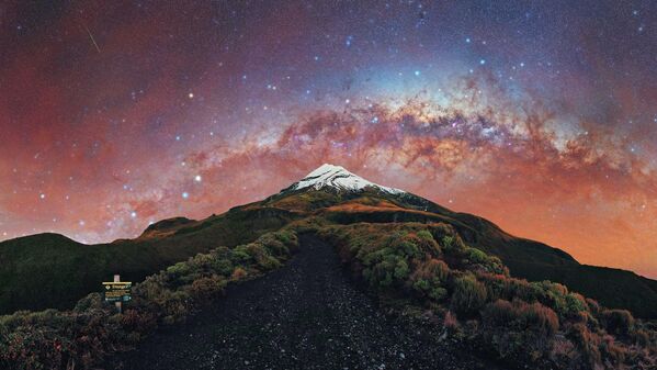 Фотограф Эван Маккей сделал это фото возле вулкана Таранаки в Новой Зеландии - Sputnik Кыргызстан