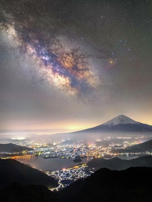 Японский фотограф Такамати Юки сделал снимок горы Фудзи возле озера Кавагути. Это место называется “Фудзияма Твин Террас” и расположено в префектуре Яманаси.  - Sputnik Кыргызстан