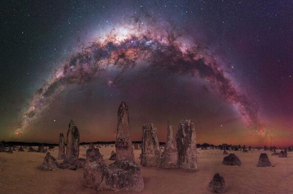 Снимок &quot;Млечный Путь&quot; сделан австралийским фотографом  Тревором Добсоном в  пустыне Пиннаклс в Западной Австралии - Sputnik Кыргызстан