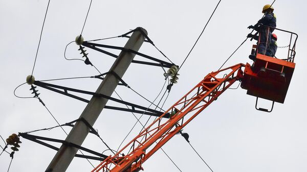 Монтеры восстанавливают электросети. Архивное фото - Sputnik Кыргызстан