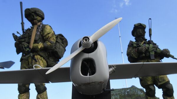 Военнослужащие у беспилотного летательного аппарата. Архивное фото - Sputnik Кыргызстан
