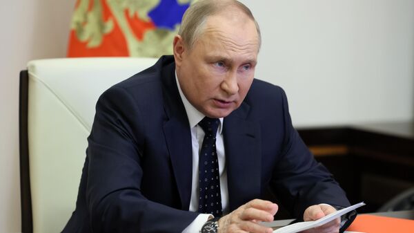 Президент РФ Владимир Путин проводит оперативное совещание с постоянными членами Совета безопасности РФ в режиме видеоконференции - Sputnik Кыргызстан