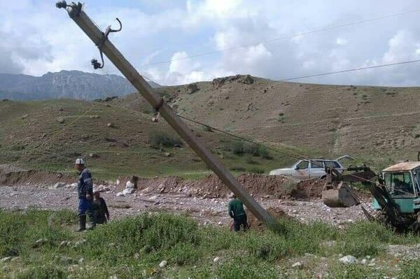 По информации полпредства, селевой поток унес скот и смыл часть дороги - Sputnik Кыргызстан