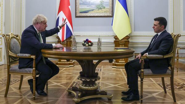 Премьер-министр Великобритании Борис Джонсон (слева) и президент Украины Владимир Зеленский. Архивное фото - Sputnik Кыргызстан