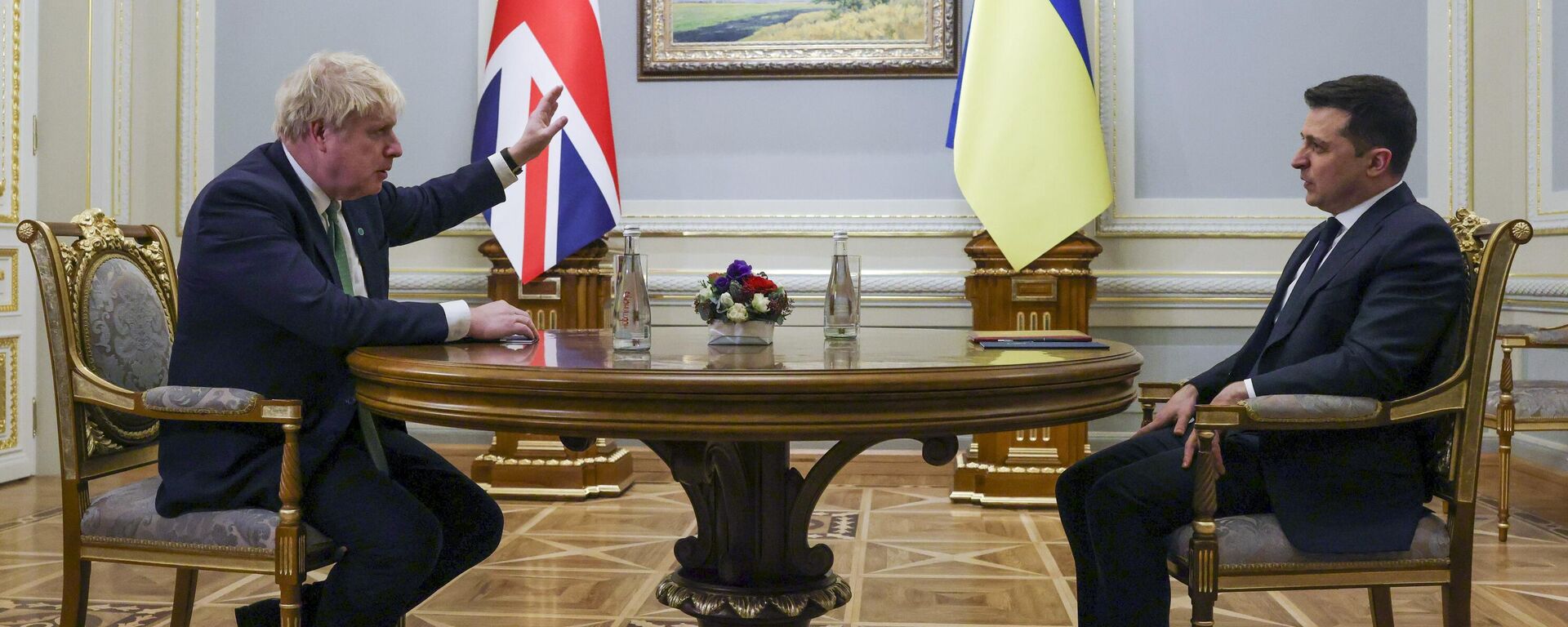 Премьер-министр Великобритании Борис Джонсон (слева) и президент Украины Владимир Зеленский. Архивное фото - Sputnik Кыргызстан, 1920, 21.05.2022