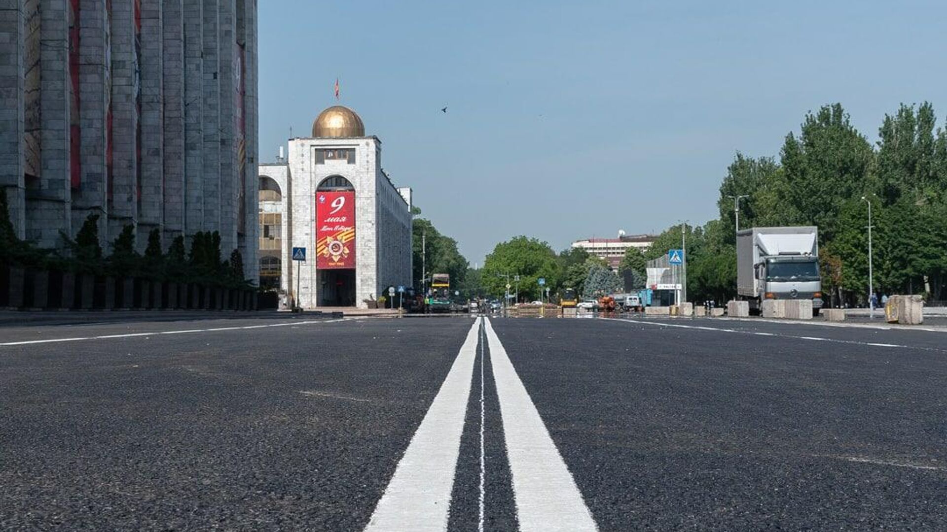 Смена асфальта на площади Ала-Тоо в Бишкеке - Sputnik Кыргызстан, 1920, 21.05.2022