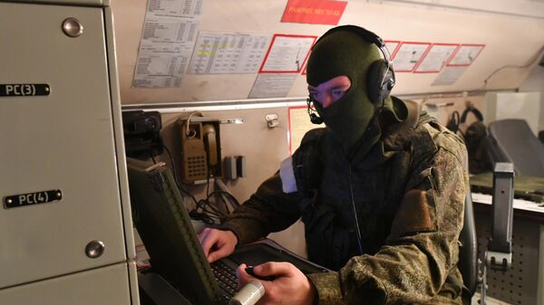 Оперативдүү-тактикалык ракеталык комплекстин башкаруу кабинасында аскер кызматчысы. Архивдик сүрөт - Sputnik Кыргызстан