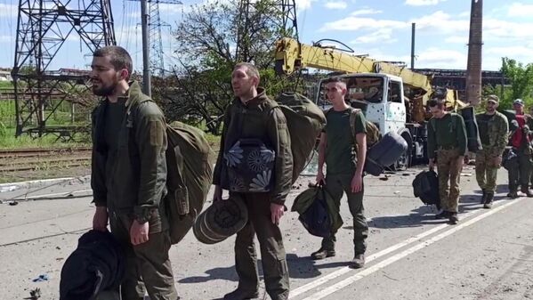 Сдавшиеся в плен украинские военнослужащие и боевики националистического батальона &quot;Азов&quot;  - Sputnik Кыргызстан