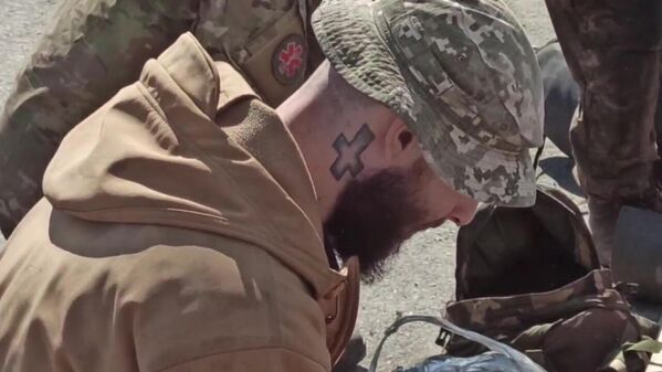 Татуировка на сдавшемся в плен украинском военном  - Sputnik Кыргызстан