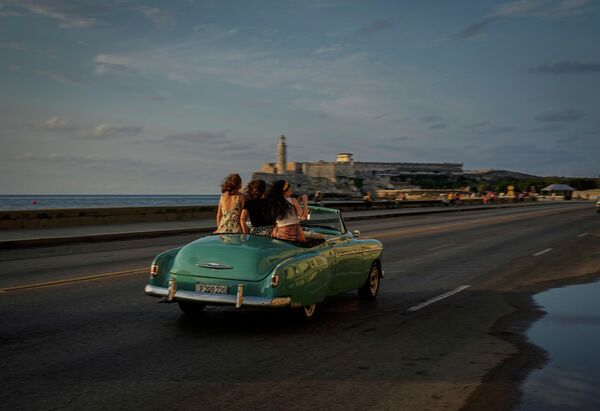 Гаванада (Куба) ретроавтомобилде кетип бара жаткан кыздар - Sputnik Кыргызстан