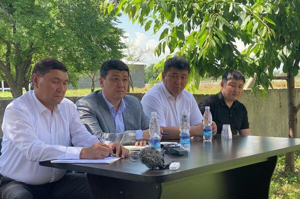 Заместитель председателя кабмина Бакыт Торобаев провел выездное совещание с участием представителей Ассоциации птицеводов, профильных госорганов и фермеров - Sputnik Кыргызстан