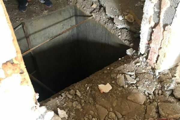 В Ошской области 20 мая во дворе дома нашли вход в подземный тоннель, связывающий Кыргызстан с Узбекистаном - Sputnik Кыргызстан