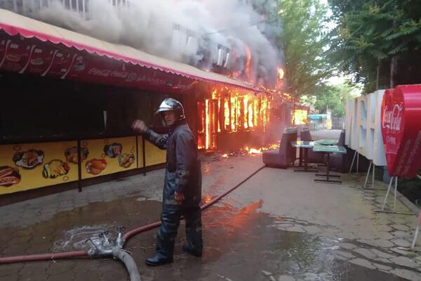 В парке имени И. Панфилова в центре Бишкека произошел пожар в кафе &quot;Панорама&quot; - Sputnik Кыргызстан