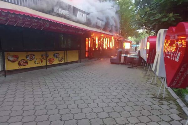 Возгорание произошло сегодня рано утром. На место происшествия были привлечены три пожарных расчета. - Sputnik Кыргызстан