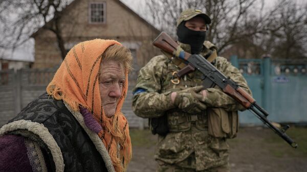 Пожилая женщина рядом с украинским военным ждет раздачи гуманитарной помощи - Sputnik Кыргызстан