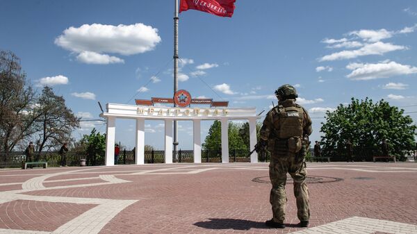 Знамя Победы, поднятое над центральной площадью Мелитополя - Sputnik Кыргызстан