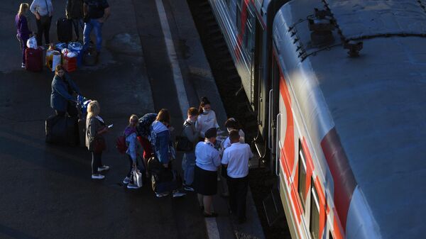 Пассажиры на железнодорожном вокзале. Архивное фото - Sputnik Кыргызстан