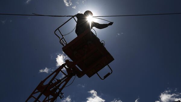 Электромонтер во время ремонтных работ. Архивное фото - Sputnik Кыргызстан