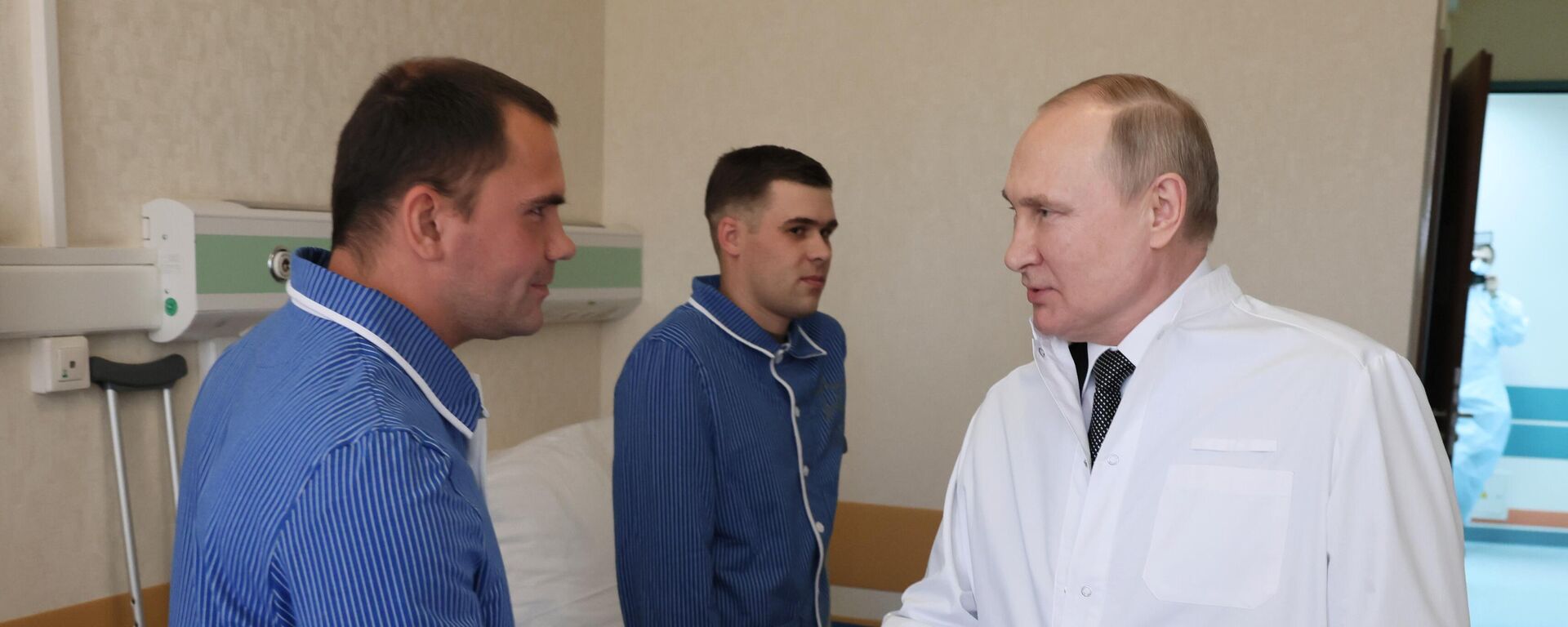 Президент РФ В. Путин посетил военный госпиталь имени П. В. Мандрыка - Sputnik Кыргызстан, 1920, 25.05.2022