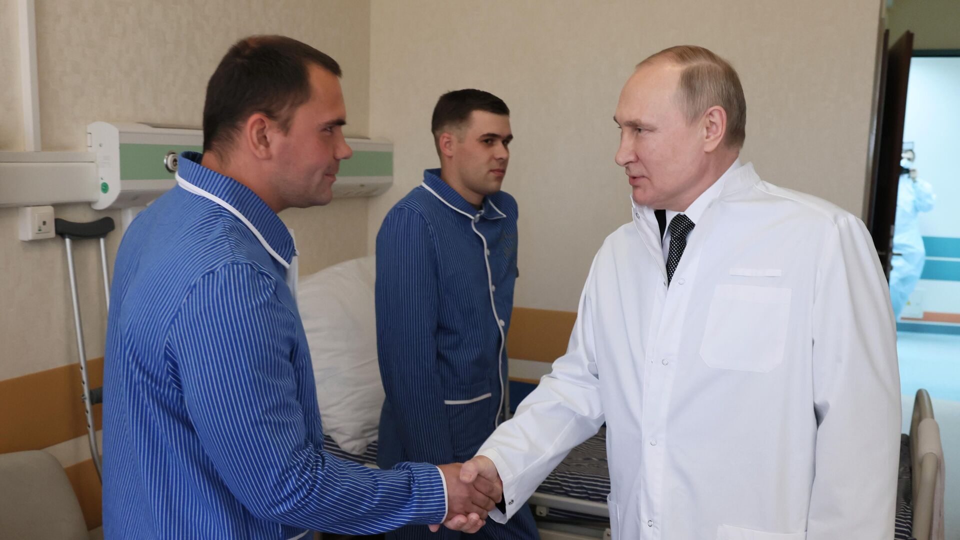 Президент РФ В. Путин посетил военный госпиталь имени П. В. Мандрыка - Sputnik Кыргызстан, 1920, 25.05.2022