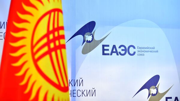 Флаг Кыргызстана и эмблема ЕАЭС на полях Евразийского экономического форума в Бишкеке. Архивное фото - Sputnik Кыргызстан