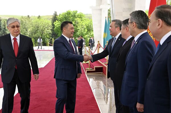 Они представили свои делегации, затем военнослужащие караула прошли перед президентами торжественным маршем - Sputnik Кыргызстан