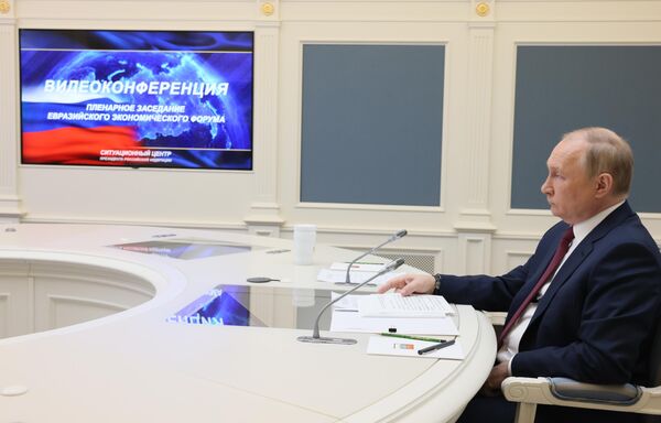 Президент РФ Владимир Путин участвовал в пленарной сессии первого Евразийского экономического форума в режиме видеоконференции  - Sputnik Кыргызстан