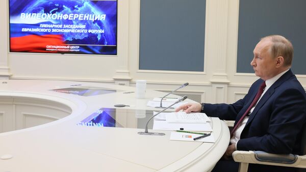 Президент РФ Владимир Путин участвует в режиме видеоконференции в пленарной сессии первого Евразийского экономического форума, который проходит в Бишкеке - Sputnik Кыргызстан