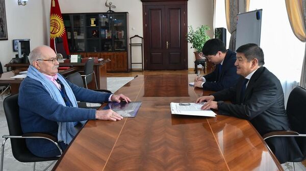 Встреча председателя кабинета министров Акылбека Жапарова с российским кинорежиссером Никитой Михалковым - Sputnik Кыргызстан