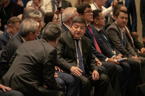 Глава кабмина Акылбек Жапаров во время форума  - Sputnik Кыргызстан