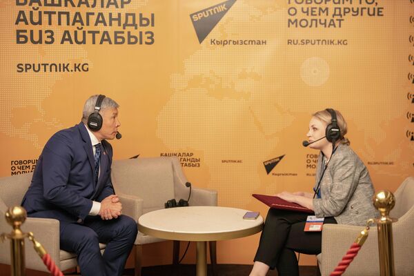 Министр таможенного сотрудничества ЕЭК Максат Мамытканов и журналист Sputnik Кыргызстан во время интервью на полях форума - Sputnik Кыргызстан