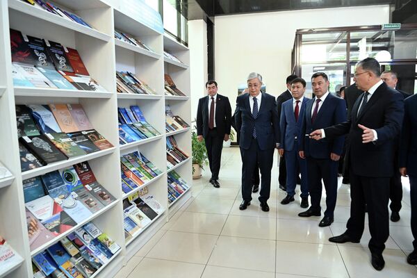 Ректор Жансеит Туймебаев провел экскурсию по зданию и рассказал главам государств об учебном заведении - Sputnik Кыргызстан
