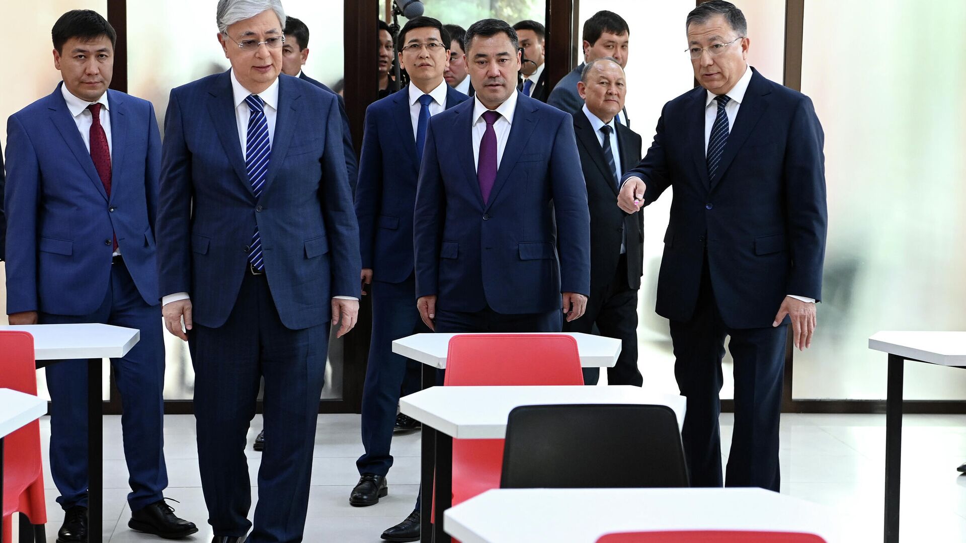 Президент КР Садыр Жапаров и президент РК Касым-Жомарт Токаев посетили филиал Казахского Национального Университета имени Ал-Фараби в Бишкеке - Sputnik Кыргызстан, 1920, 26.05.2022