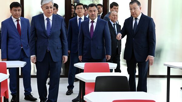 Президент КР Садыр Жапаров и президент РК Касым-Жомарт Токаев посетили филиал Казахского Национального Университета имени Ал-Фараби в Бишкеке - Sputnik Кыргызстан