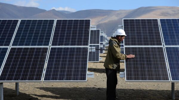 Мастер осматривает солнечные батареи. Архивное фото - Sputnik Кыргызстан