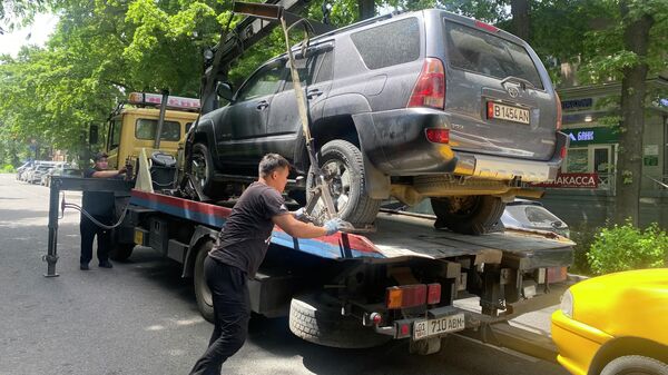 На проспекте Эркиндик в Бишкеке эвакуируют автомобили из-за неправильной парковки - Sputnik Кыргызстан