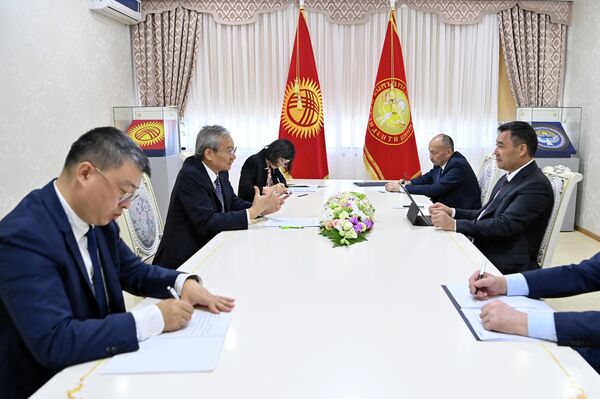Президент Кыргызстана Садыр Жапаров принял генсека Шанхайской организации сотрудничества (ШОС) Чжан Мина - Sputnik Кыргызстан