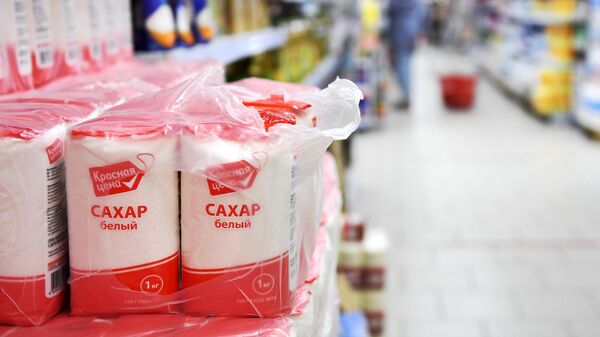 Пачки с сахаром на полке магазина. Архивное фото - Sputnik Кыргызстан