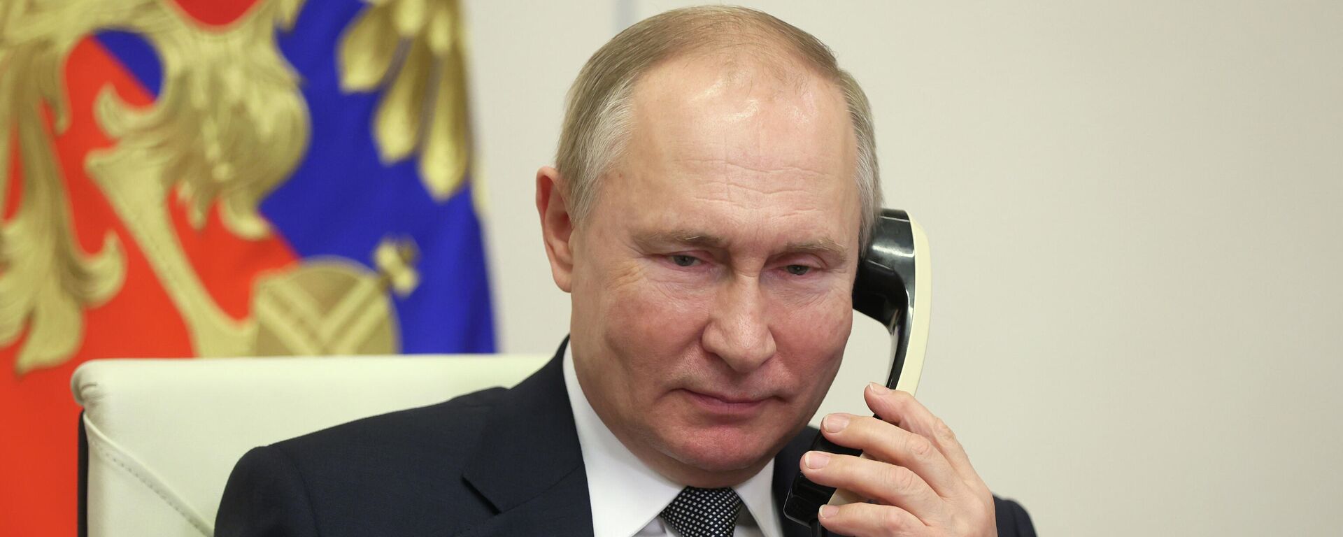 Президент России Владимир Путин во время телефонного разговора. Архивное фото - Sputnik Кыргызстан, 1920, 28.05.2022